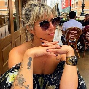 Meet your Posher, Adela